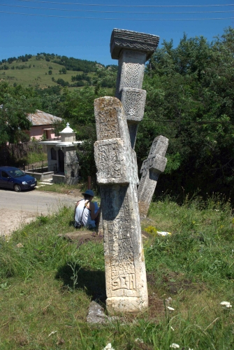 Ansamblul de trei cruci „Golgota”. Cruce de pomenirea de la Constantin Mavrocordat | Cruce latină | Călugăreni