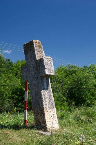 Ansamblul de trei cruci „Golgota”. Cruce de pomenirea de la Constantin Mavrocordat | Cruce latină | Călugăreni